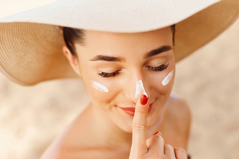 Chọn mua kem chống nắng dưỡng trắng da mặt