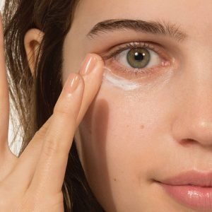 Hãy luôn tạo thói quen thoa kem chống nắng khi ra ngoài