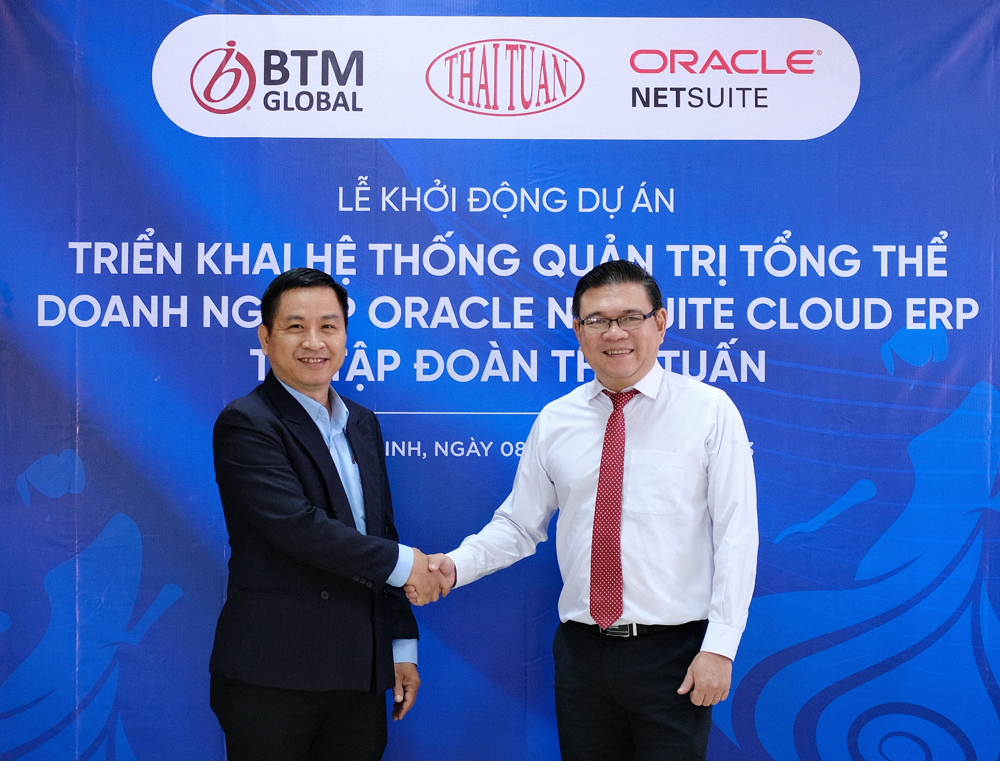 Ông Tô Quốc Tuấn - P.TGĐ Thái Tuấn và ông Huỳnh Quang TIến - GĐ BTM Global Việt Nam bắt tay chúc mừng