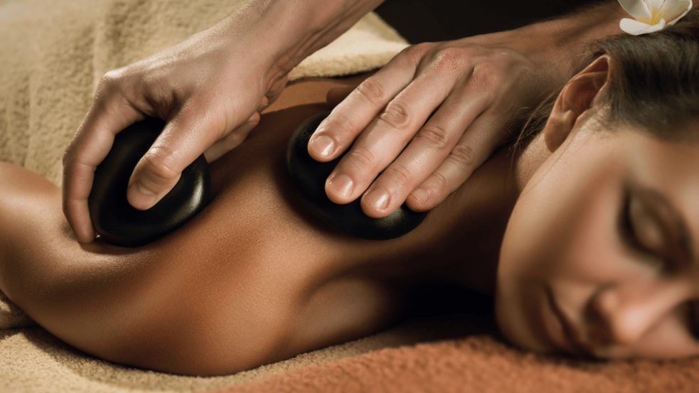 Massage đá nóng