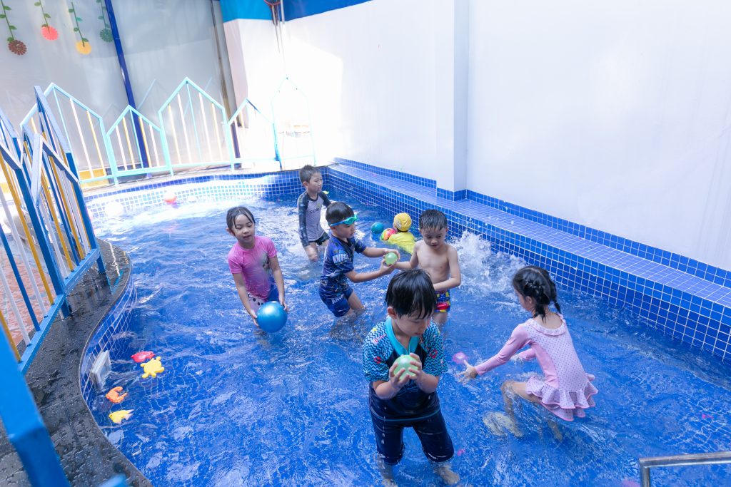 Hồ bơi tại trường