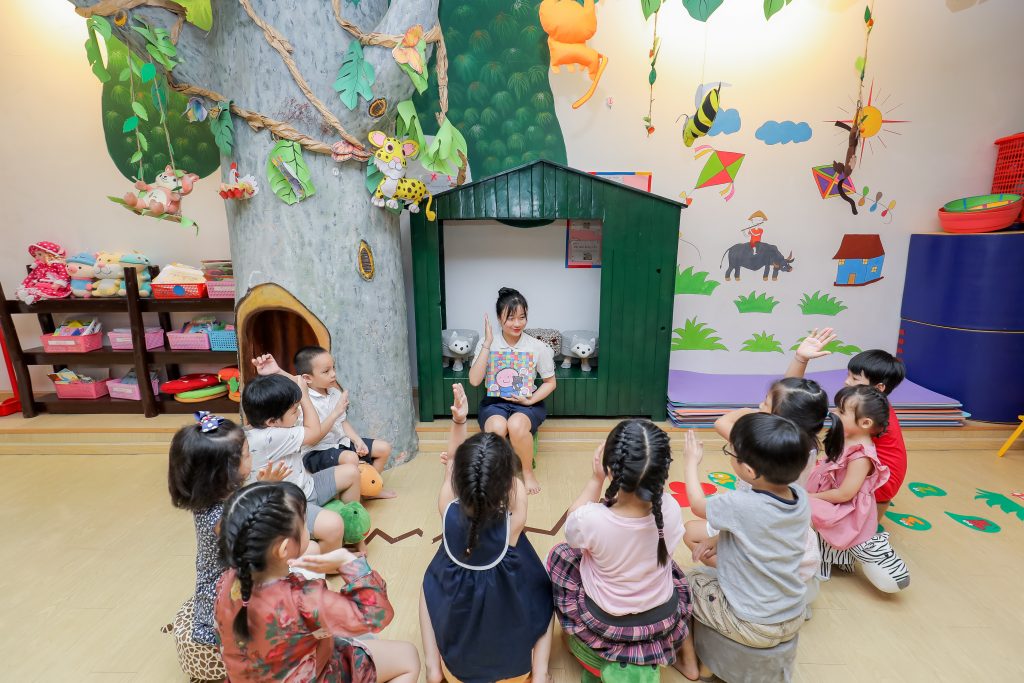 Phòng thư viện tại Hooray