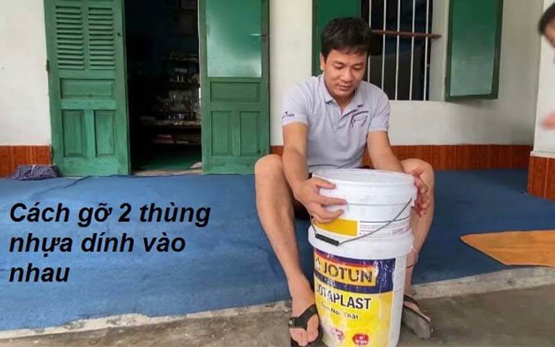 cách gỡ 2 thùng sơn dính chặt