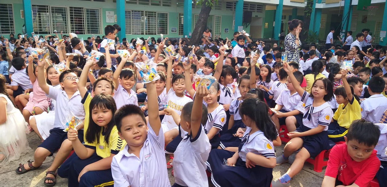Hoạt động tặng kẹo nhân dịp Tết Thiếu Nhi 2020