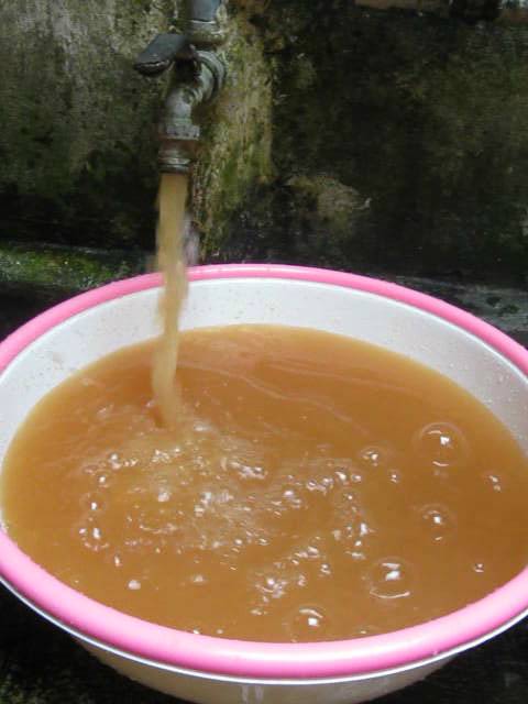 nuoc-gieng-khoan-bi-nhiem-dau-nhot