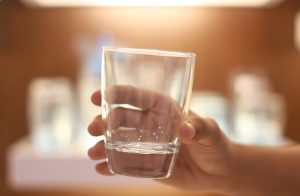 Ở trọ nên dùng máy lọc nước hay nước khoáng đóng bình? Ở trọ nên dùng máy lọc nước hay nước khoáng đóng bình?