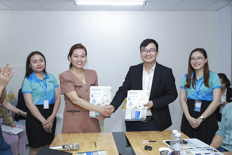 Hợp tác, kí kết thành công Hợp tác, kí kết thành công