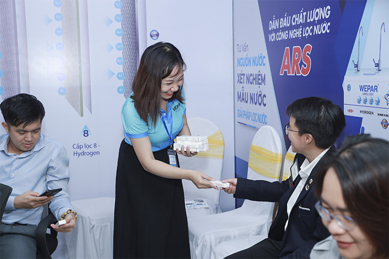 Trao quà cho khách mời Trao quà cho khách mời