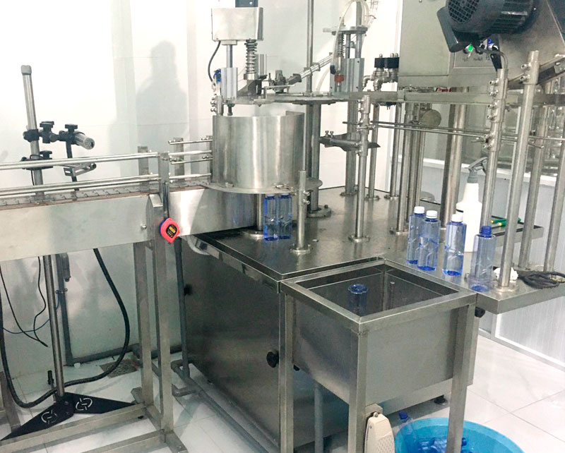 Dây chuyền chiết rót chai pet bán tự động Dây chuyền chiết rót chai pet bán tự động