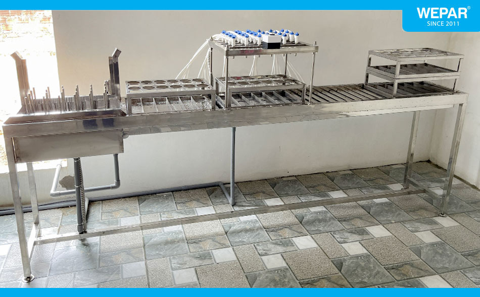 Hình ảnh thực tế trong dây chuyền chiết rót nước uống đóng chai bán tự động lắp đặt bởi Wepar. Hình ảnh thực tế trong dây chuyền chiết rót nước uống đóng chai bán tự động lắp đặt bởi Wepar.