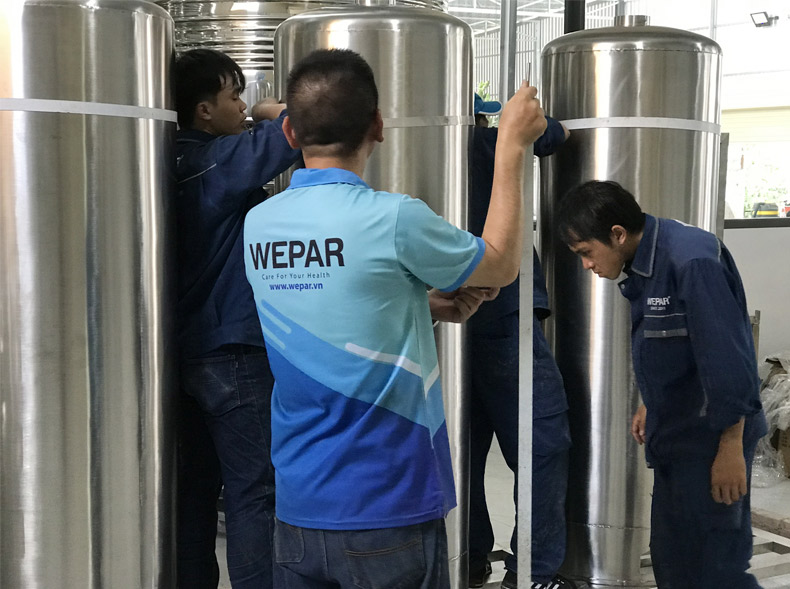 Đội ngũ kỹ thuật Wepar đang trong quá trình lắp đặt hệ thống sản xuất nước đóng bình dây chuyền tự động cho khách hàng tại An Giang.