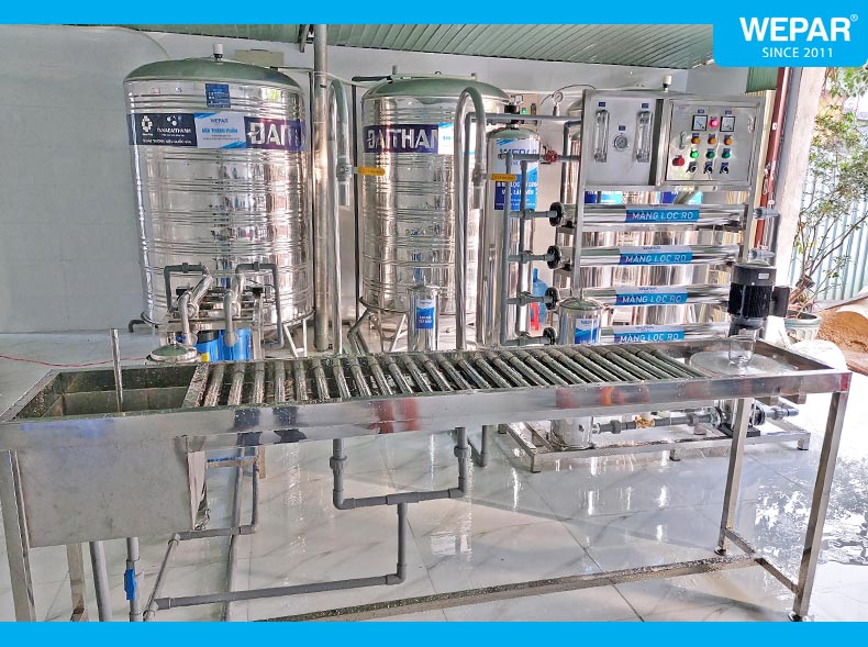 Hệ thống sản xuất nước đóng bình đóng chai đang dần hoàn thiện. Hệ thống sản xuất nước đóng bình đóng chai đang dần hoàn thiện.