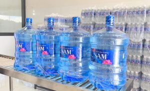 Thành phẩm bình sau khi qua dây chuyền chiết rót tự động.