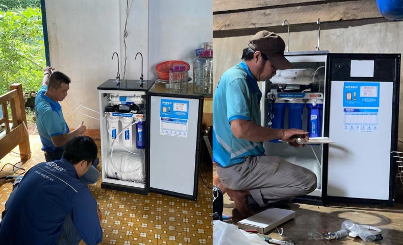 Kỹ thuật viên Wepar đang lắp đặt máy lọc nước. Kỹ thuật viên Wepar đang lắp đặt máy lọc nước.
