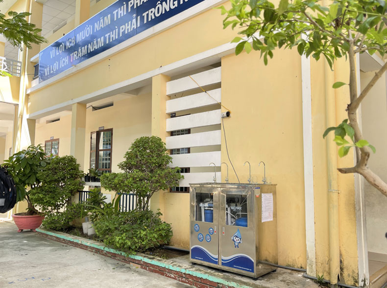 Máy lọc nước bán công nghiệp 4 vòi được lắp đặt bởi kỹ thuật Wepar. Máy lọc nước bán công nghiệp 4 vòi được lắp đặt bởi kỹ thuật Wepar.