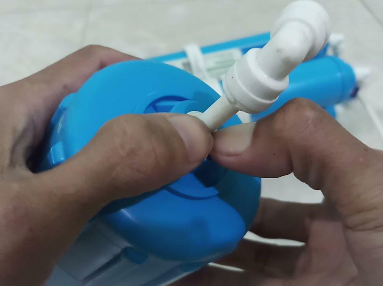Hướng dẫn cách tháo cút nối nhanh máy lọc nước đơn giản