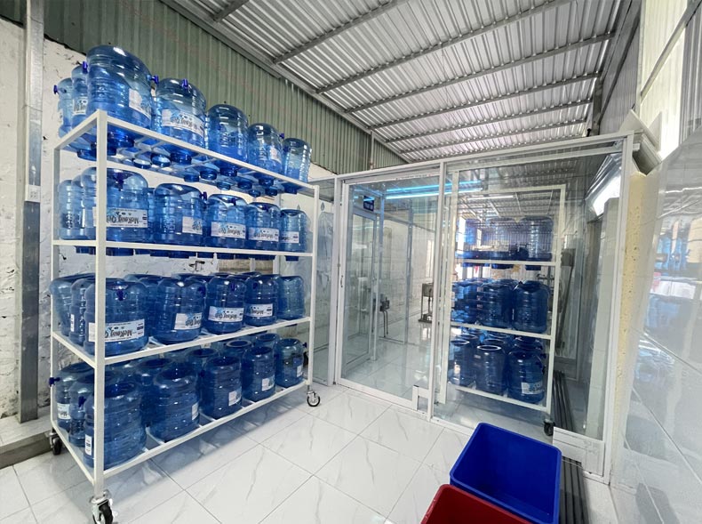 Khu úp ráo vỏ bình nước 20l giá sỉ dùng cho sản xuất nước đóng bình đóng chai.