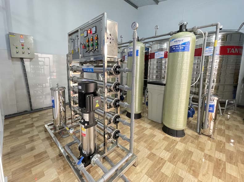 Phòng hệ thống lọc nước RO sạch sẽ, hiện đại, chỉn chu.
