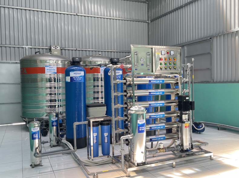 Than hoạt tính được đổ vào các cột lọc thô ứng dụng trong hệ thống lọc nước RO đóng bình đóng chai.