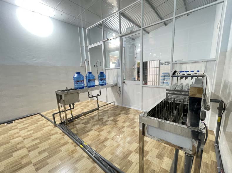 Phòng dây chuyền chiết rót bán thủ công bình 20L và 24 chai.